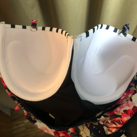 Cupshe Floral One Piece Swimsuit with Removable and Adjustable Straps - Picture 6 of 9